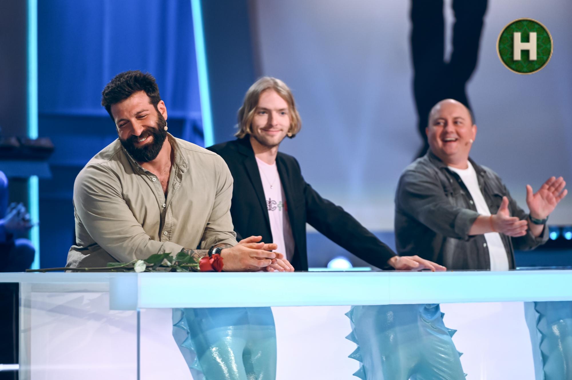 "Скільки відсотків жінок мають "краша" серед військових?" Цікаві статистичні факти із шоу "Хто зверху?"