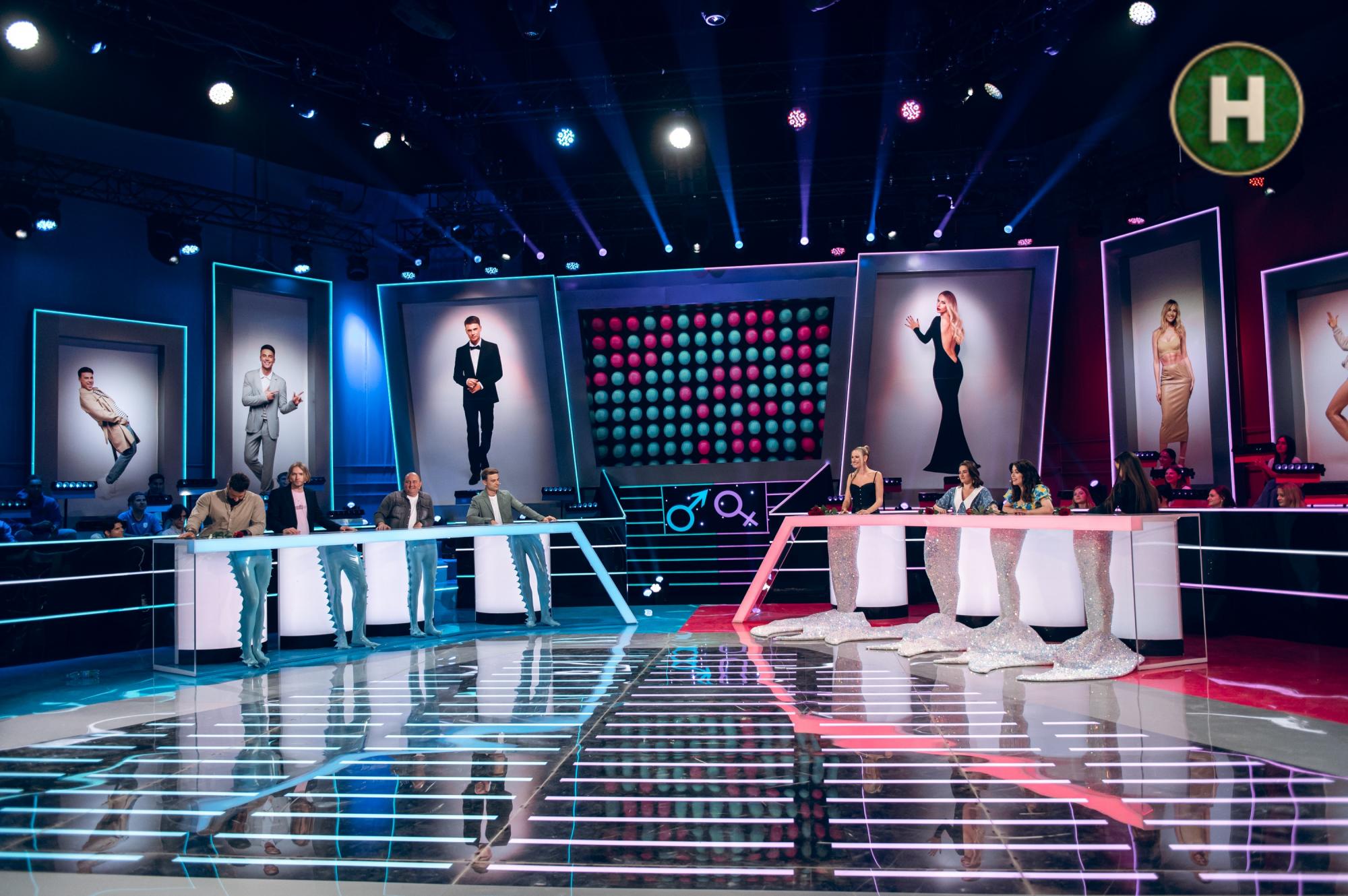 "Скільки відсотків жінок мають "краша" серед військових?" Цікаві статистичні факти із шоу "Хто зверху?"