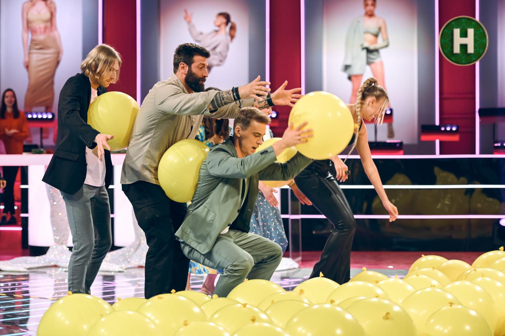 "Скільки відсотків жінок мають "краша" серед військових?" Цікаві статистичні факти із шоу "Хто зверху?"