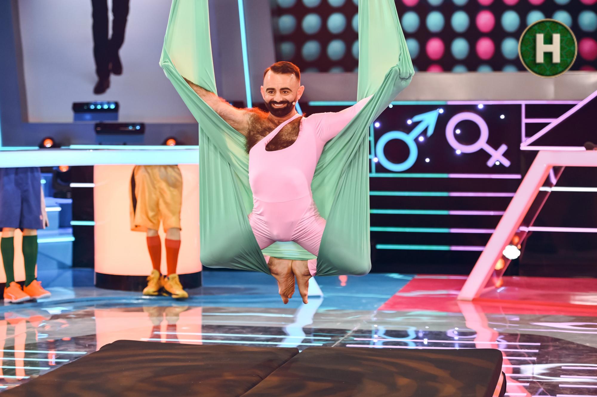 Скільки жінок присилають подругам скріншоти листування з чоловіками? Цікаві статистичні факти із шоу "Хто зверху?"