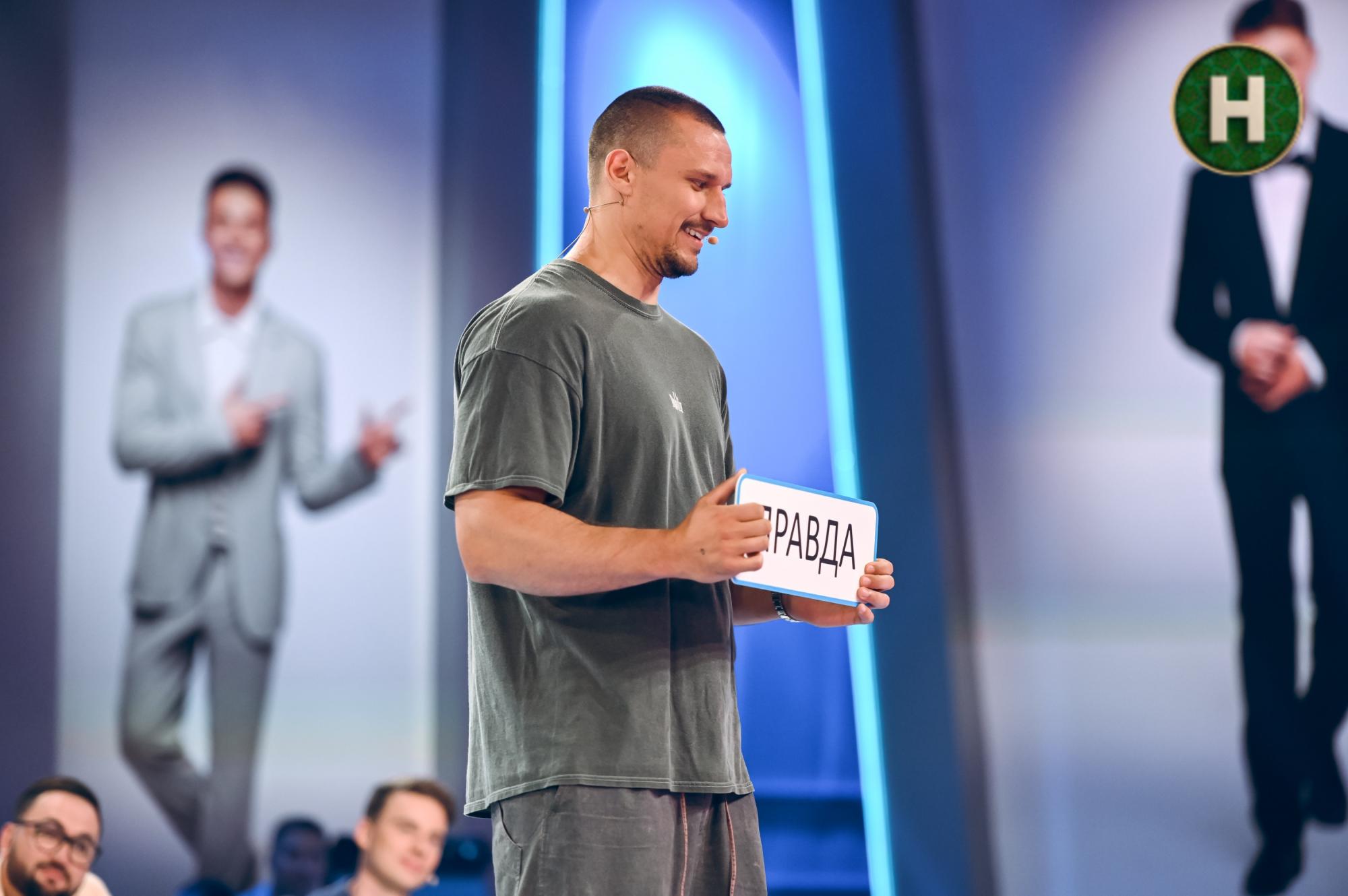 Скільки жінок присилають подругам скріншоти листування з чоловіками? Цікаві статистичні факти із шоу "Хто зверху?"