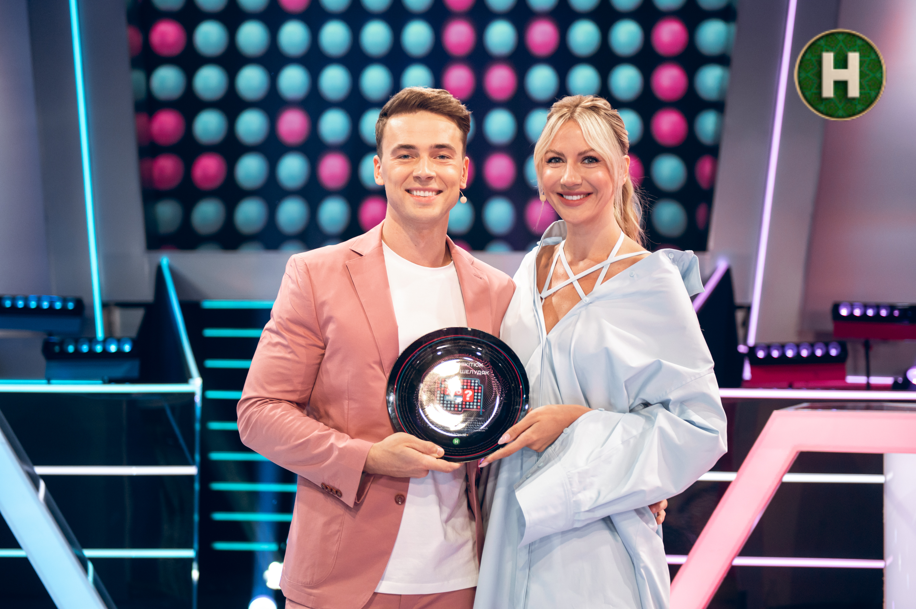 "Скільки жінок дзвонили колишньому напідпитку" Цікава статистика із шоу "Хто зверху?"