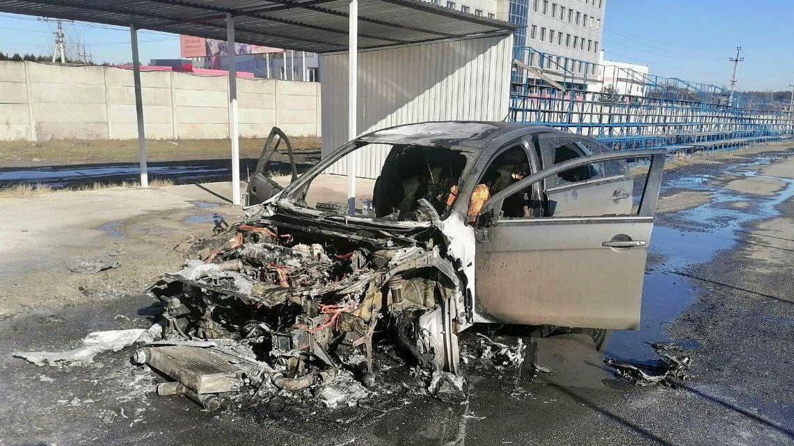 Рідкісний спорткар Mitsubishi Lancer Evolution X згорів вщент у Києві