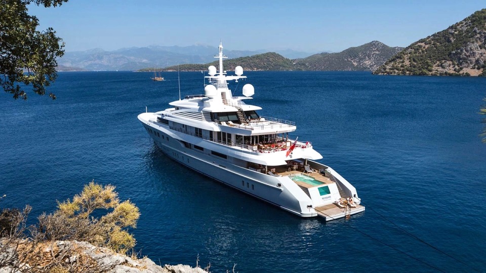 Шість палуб, басейн і кінотеатр: як виглядає яхта російського олігарха, яку у нього забрали (фото)