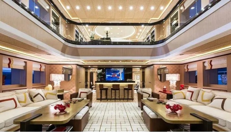 Шість палуб, басейн і кінотеатр: як виглядає яхта російського олігарха, яку у нього забрали (фото)