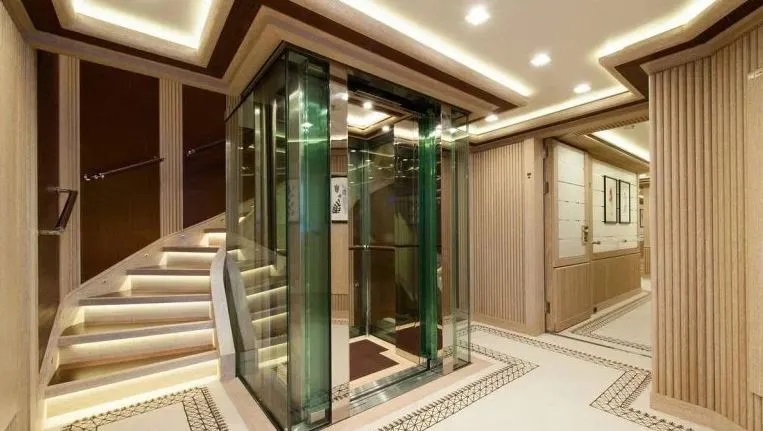 Шість палуб, басейн і кінотеатр: як виглядає яхта російського олігарха, яку у нього забрали (фото)