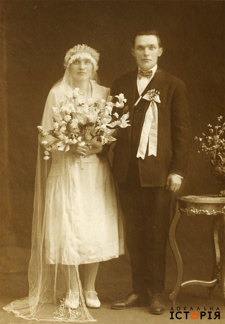 Ось у якому вбранні одружувались українці на початку ХХ століття: 15 весільних фото