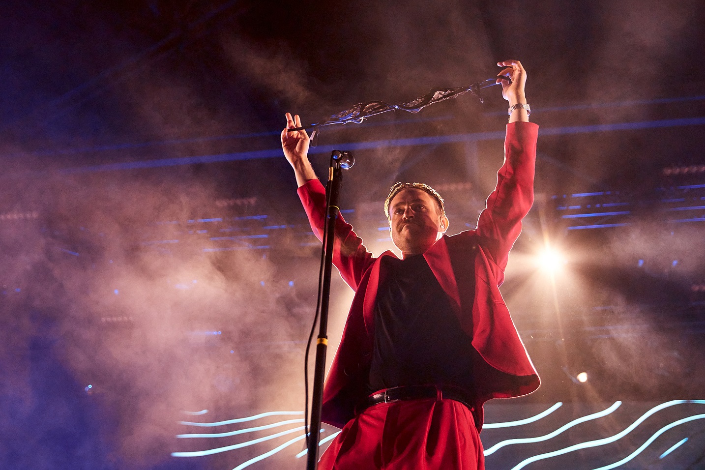 Українських музикантів закидали білизною на концерті в Києві (фото)