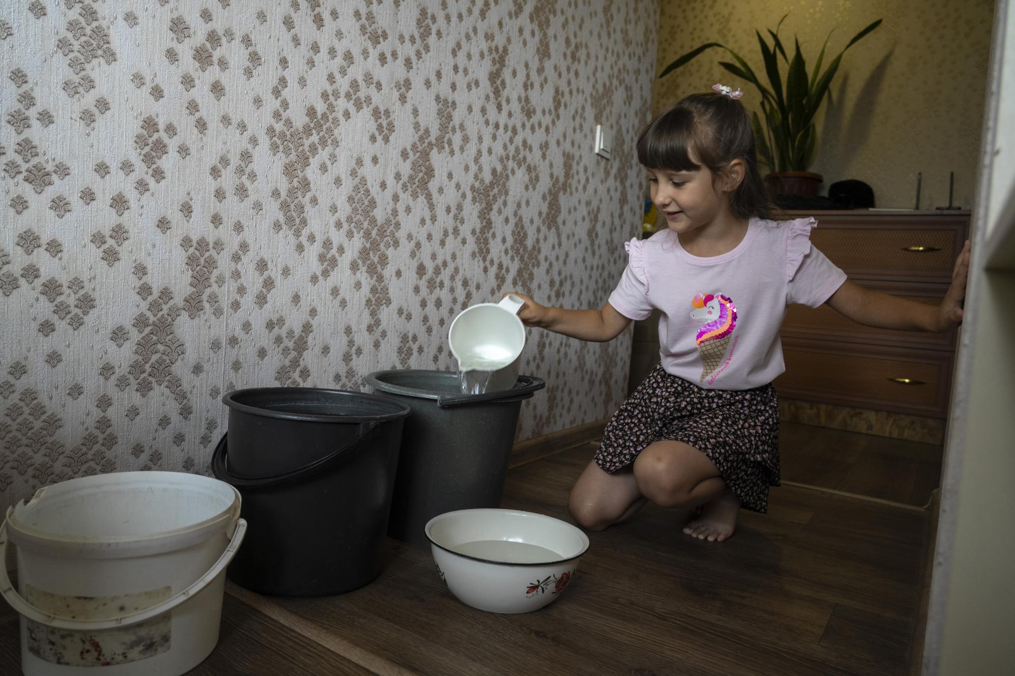 "Дети ждут воду, мы не можем останавливаться". Как выживает Дружковка под обстрелами