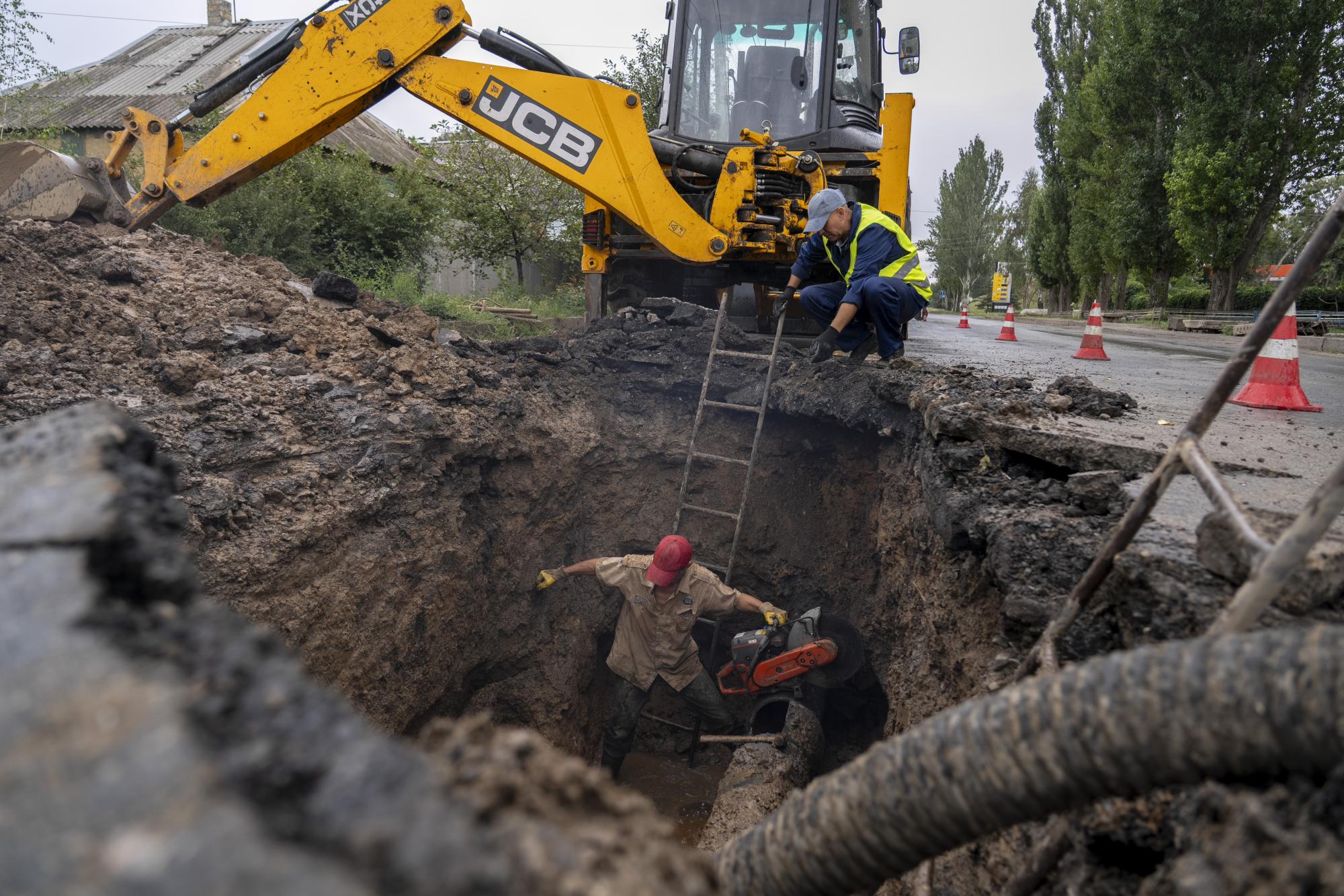"Дети ждут воду, мы не можем останавливаться". Как выживает Дружковка под обстрелами