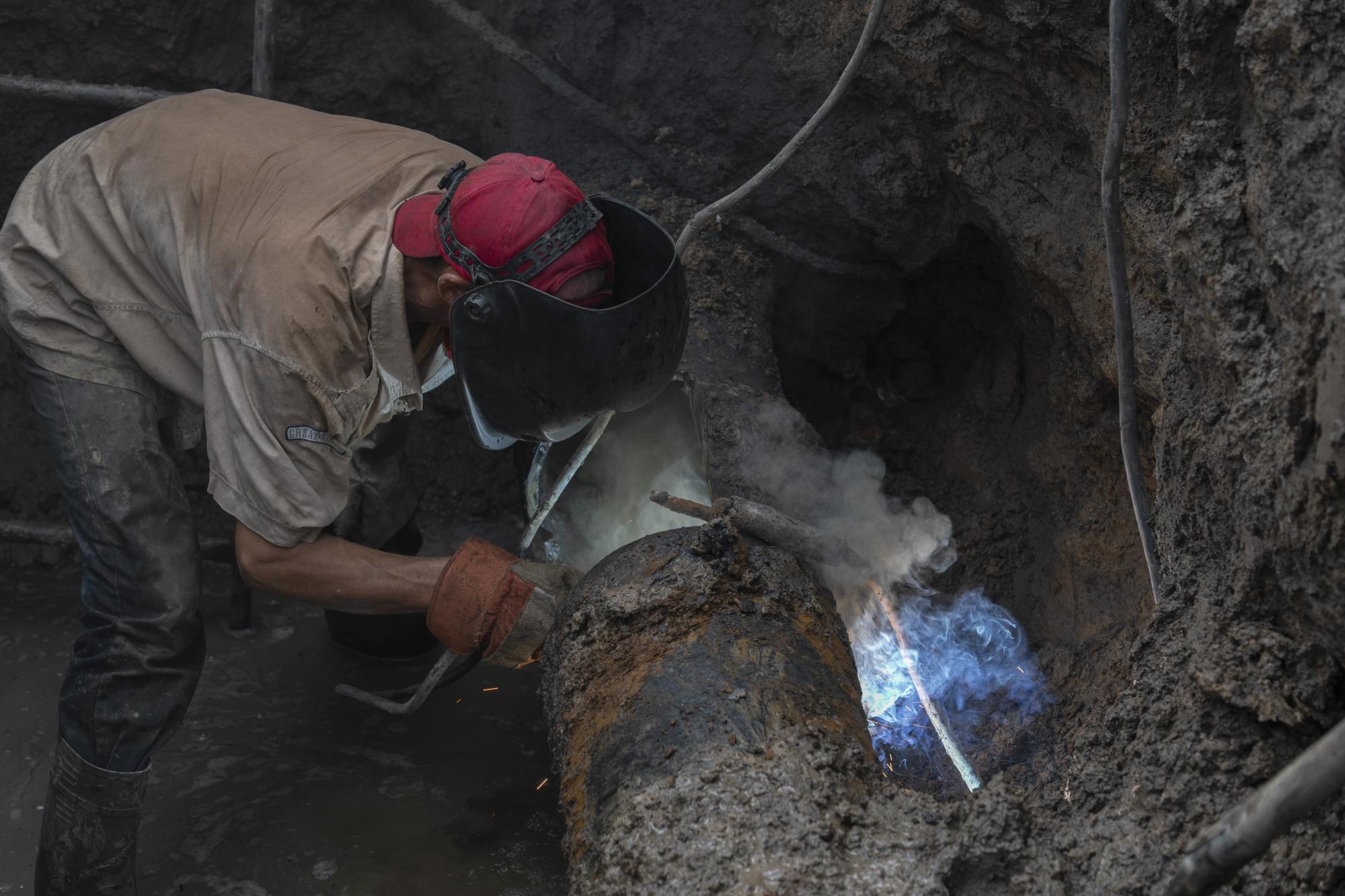 "Дети ждут воду, мы не можем останавливаться". Как выживает Дружковка под обстрелами