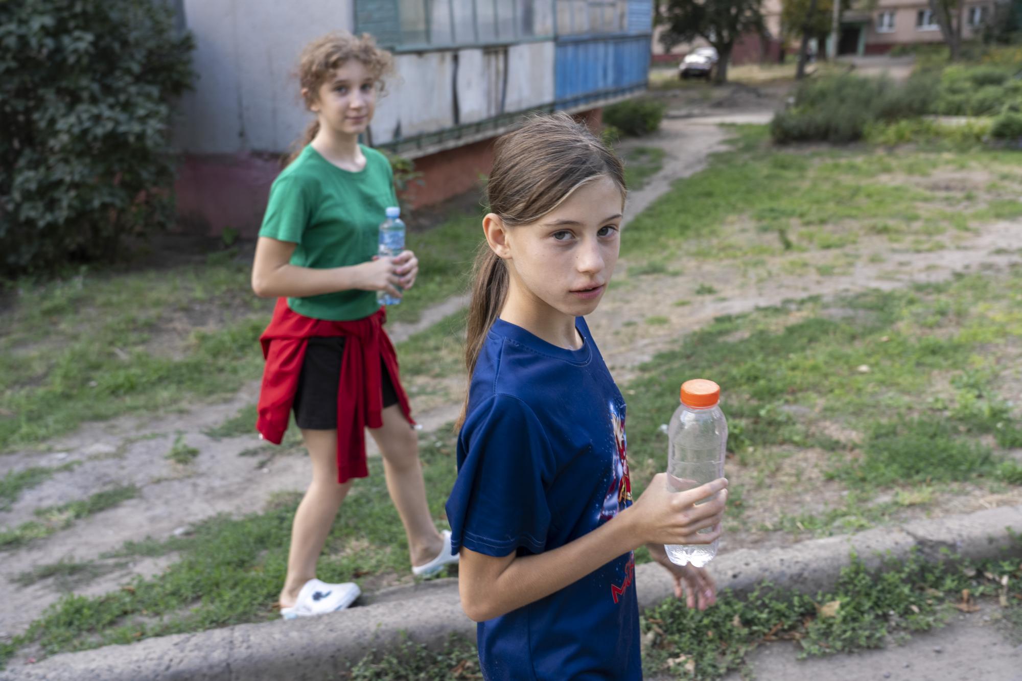 "Дети ждут воду, мы не можем останавливаться". Как выживает Дружковка под обстрелами