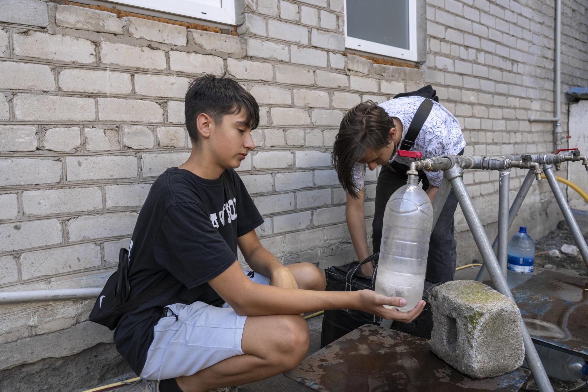 "Дети ждут воду, мы не можем останавливаться". Как выживает Дружковка под обстрелами