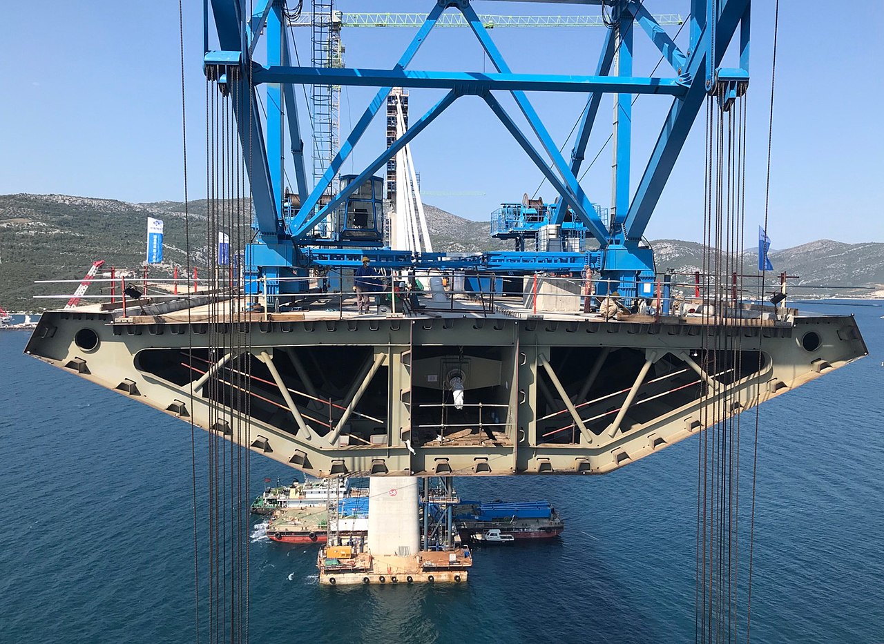 Лайнер впервые прошел под новым мостом в Хорватии. Чем он уникален