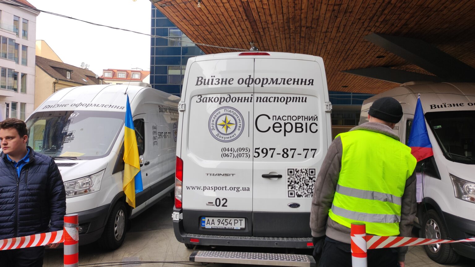 "В очереди - 6 тысяч людей". С чем сталкиваются украинцы в паспортном сервисе в Праге