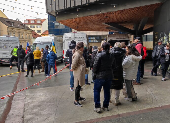 "В очереди - 6 тысяч людей". С чем сталкиваются украинцы в паспортном сервисе в Праге