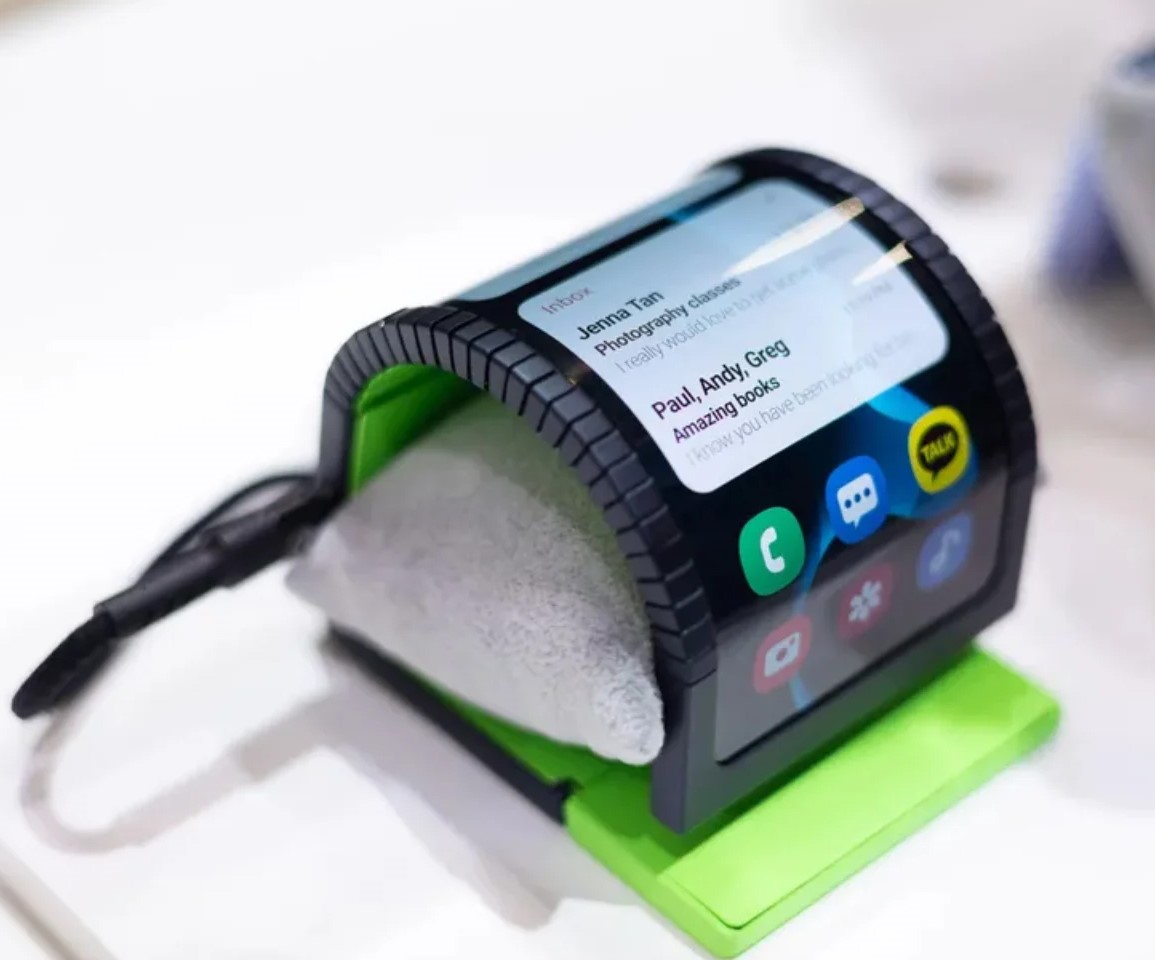 Можна носити як годинник. Samsung представила концепт гнучкого смартфона-браслету (фото)