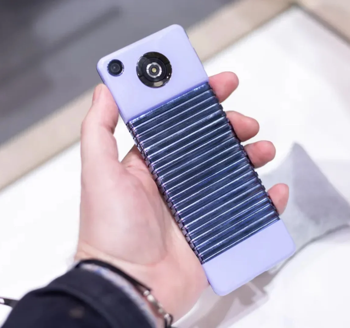 Можна носити як годинник. Samsung представила концепт гнучкого смартфона-браслету (фото)