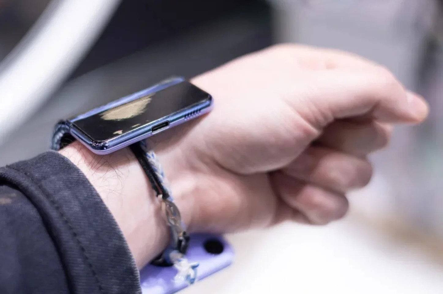 Можна носити як годинник. Samsung представила концепт гнучкого смартфона-браслету (фото)