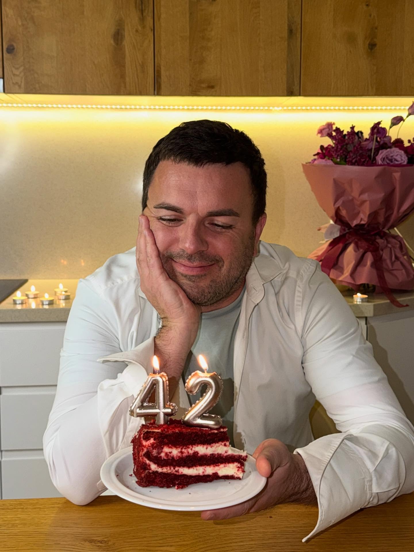 Григорій Решетнік святкує 42-річчя: як ведучого "Холостяка" привітала дружина (фото)