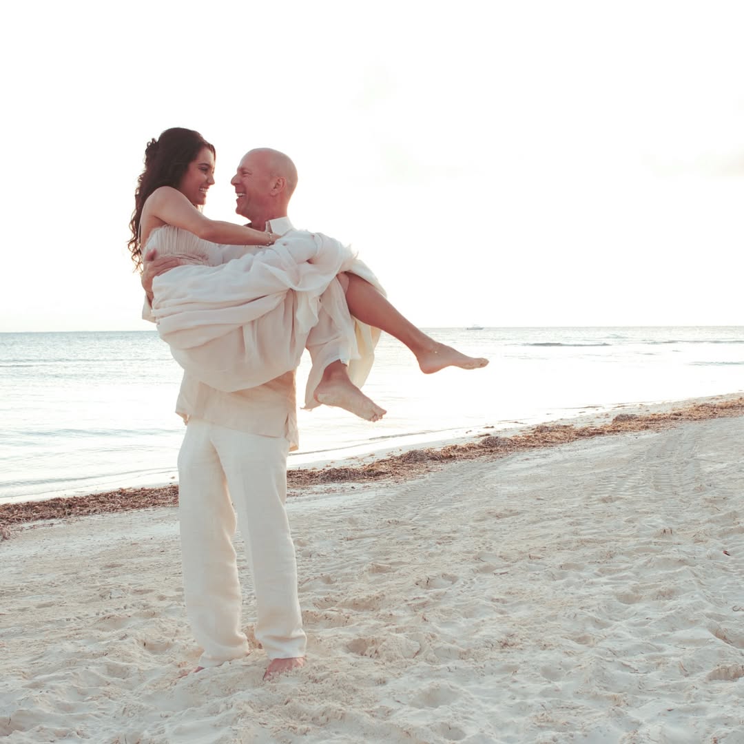 Дружина Брюса Вілліса розчулила рідкісним весільним фото: "Створена, щоб його любити"