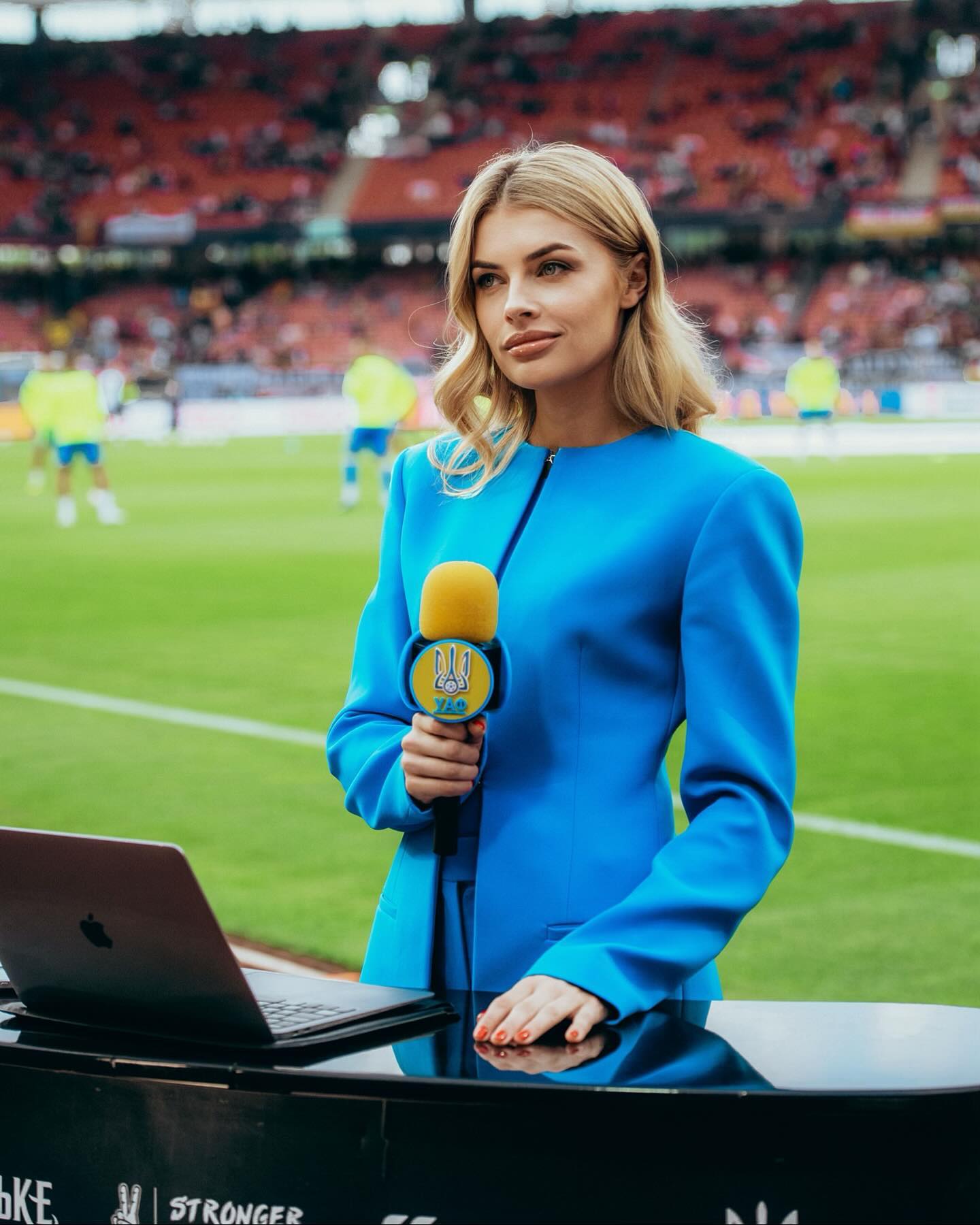 Дружина Зінченка кардинально змінила імідж: як зараз виглядає журналістка (фото)