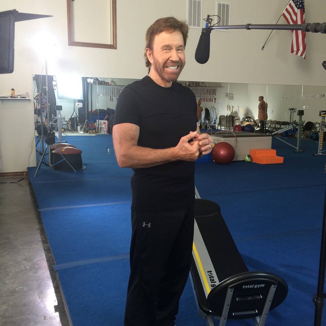 Який вигляд зараз має 84-річний Чак Норріс - той самий "Крутий Вокер" (фото)