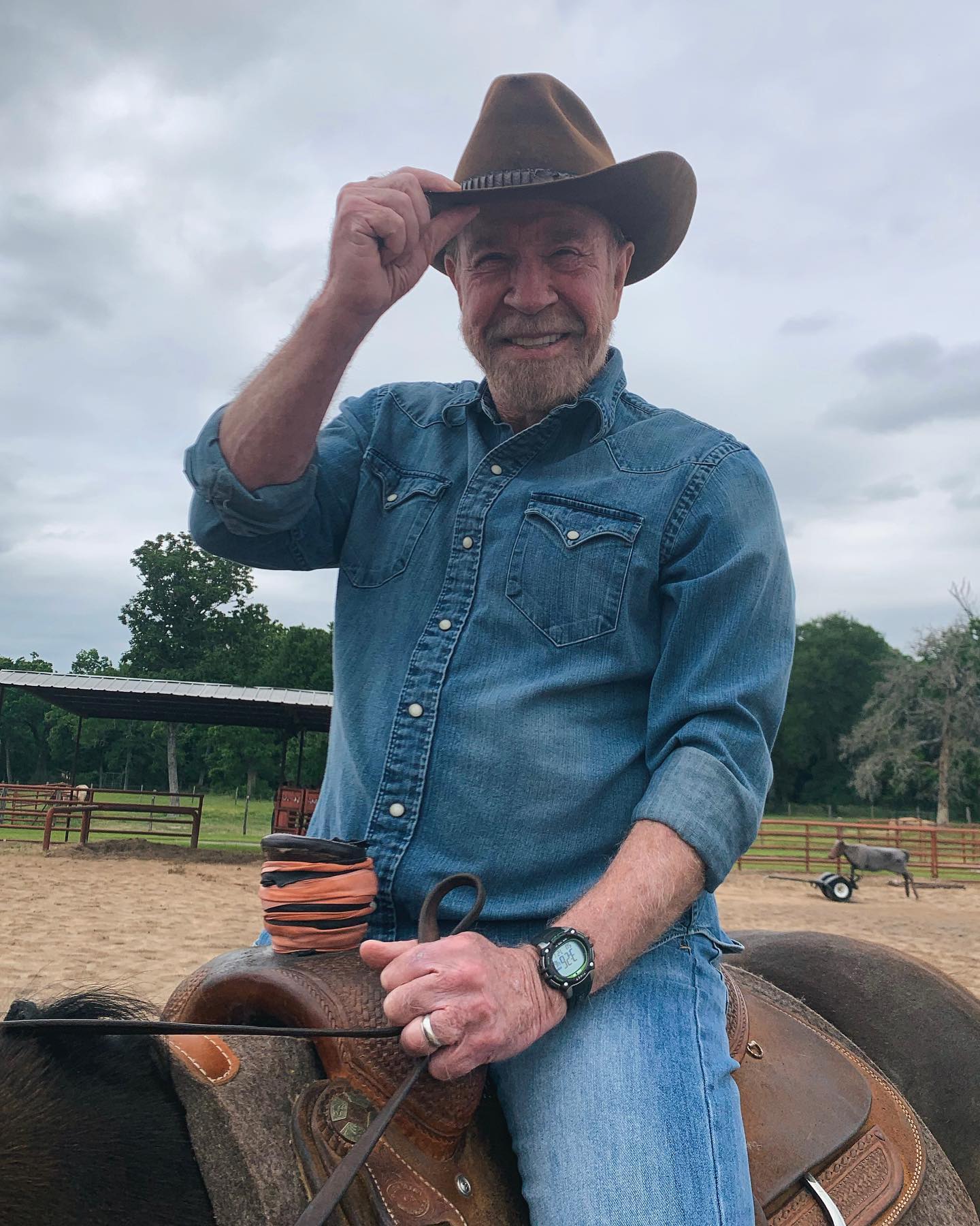 Який вигляд зараз має 84-річний Чак Норріс - той самий "Крутий Вокер" (фото)