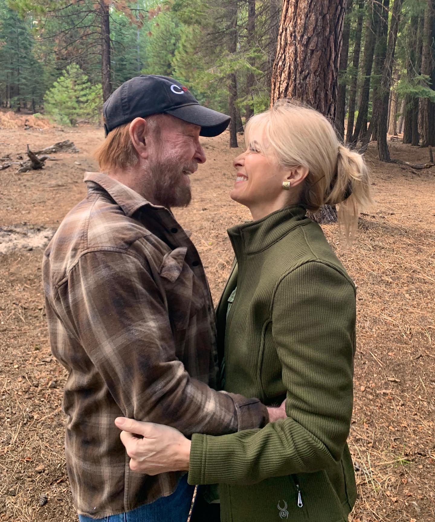 Який вигляд зараз має 84-річний Чак Норріс - той самий "Крутий Вокер" (фото)