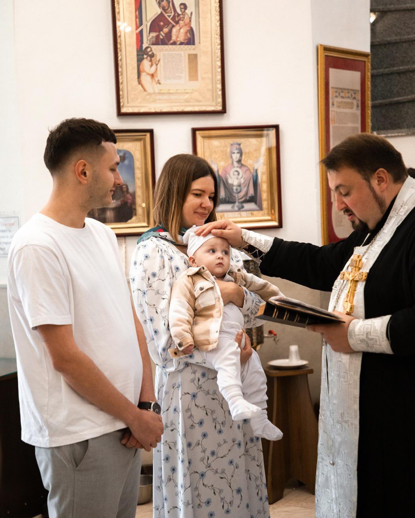 Зірка "Жіночого Кварталу" похрестила 7-місячного сина: зворушливі фото таїнства