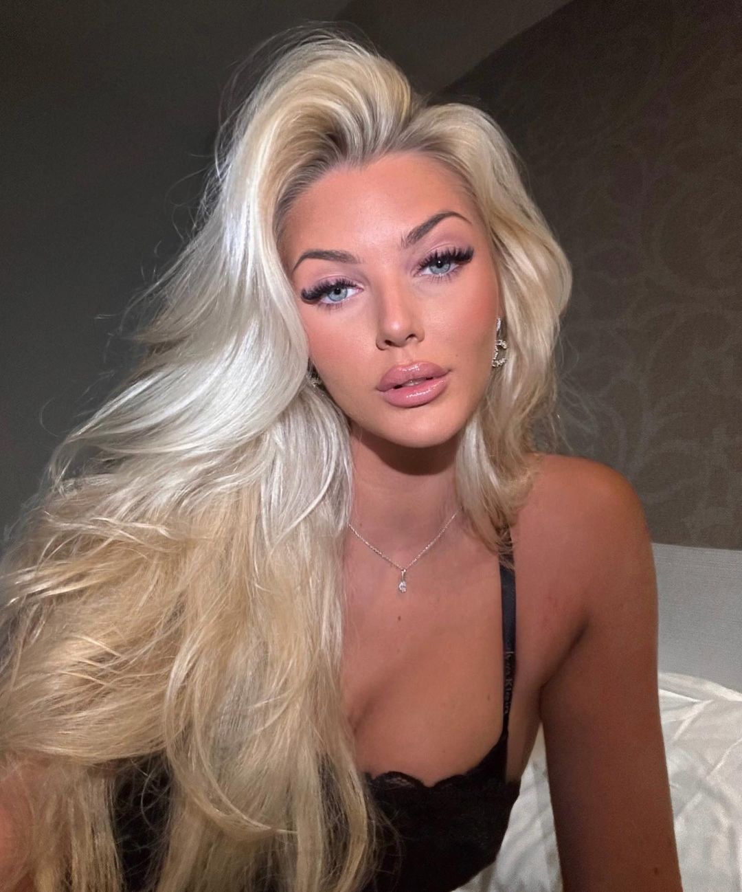 "Міс Всесвіт-2024" Вікторія К’єр Тейлвіг: що відомо про переможницю, "домашні" фото