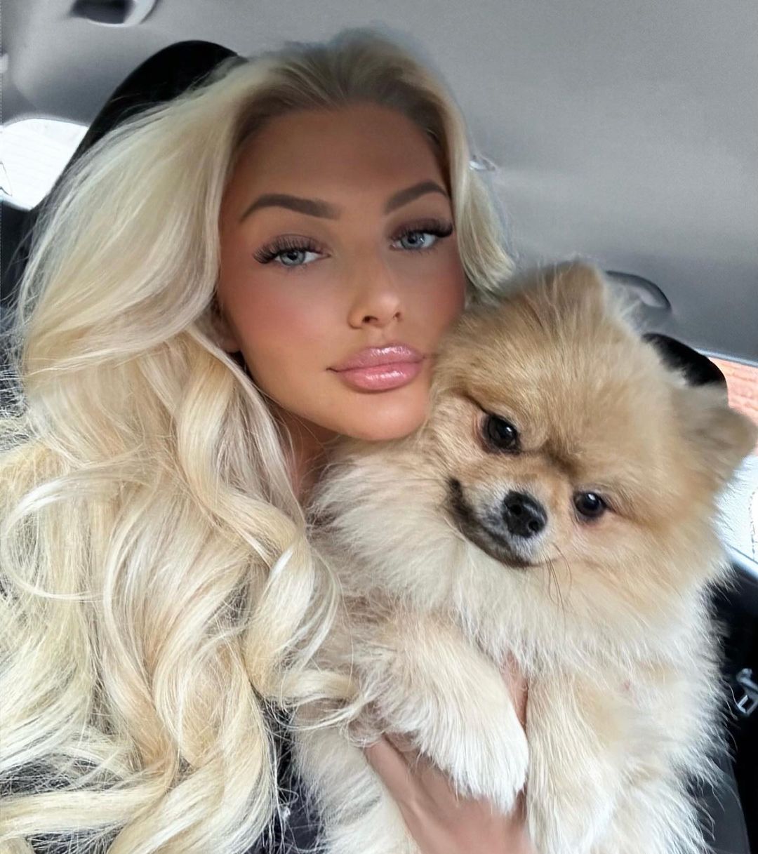 "Міс Всесвіт-2024" Вікторія К’єр Тейлвіг: що відомо про переможницю, "домашні" фото