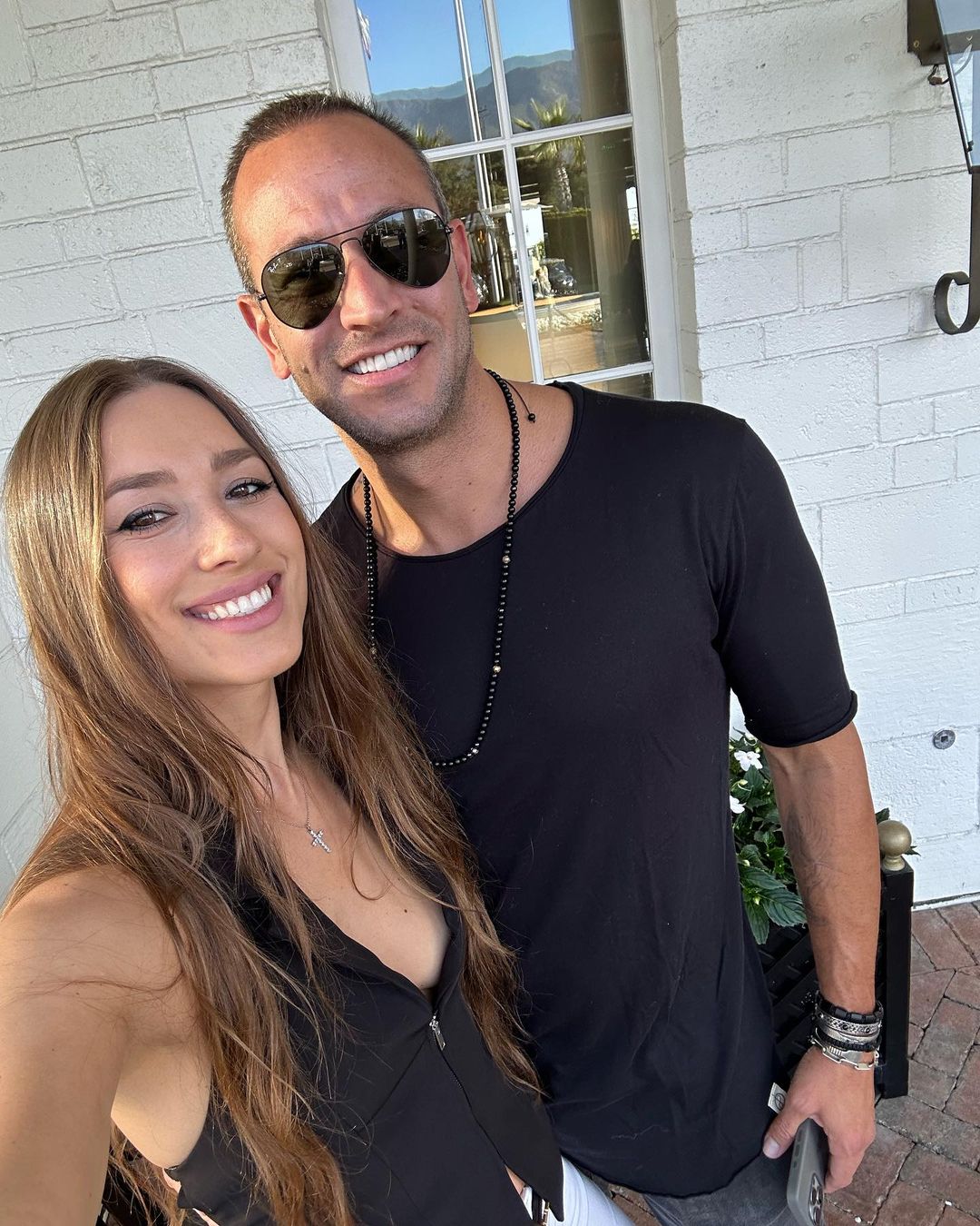 Победительница "Холостяка" срочно эвакуируется из дома в Лос-Анджелесе: "Пожар не могут погасить"