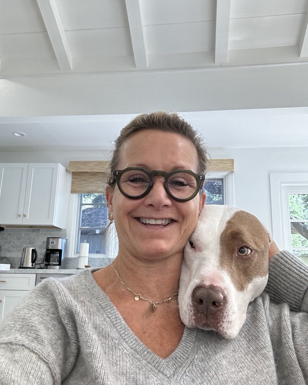 Андреа из сериала "Беверли-Хиллз 90210": как выглядит актриса, которая поддерживает Украину