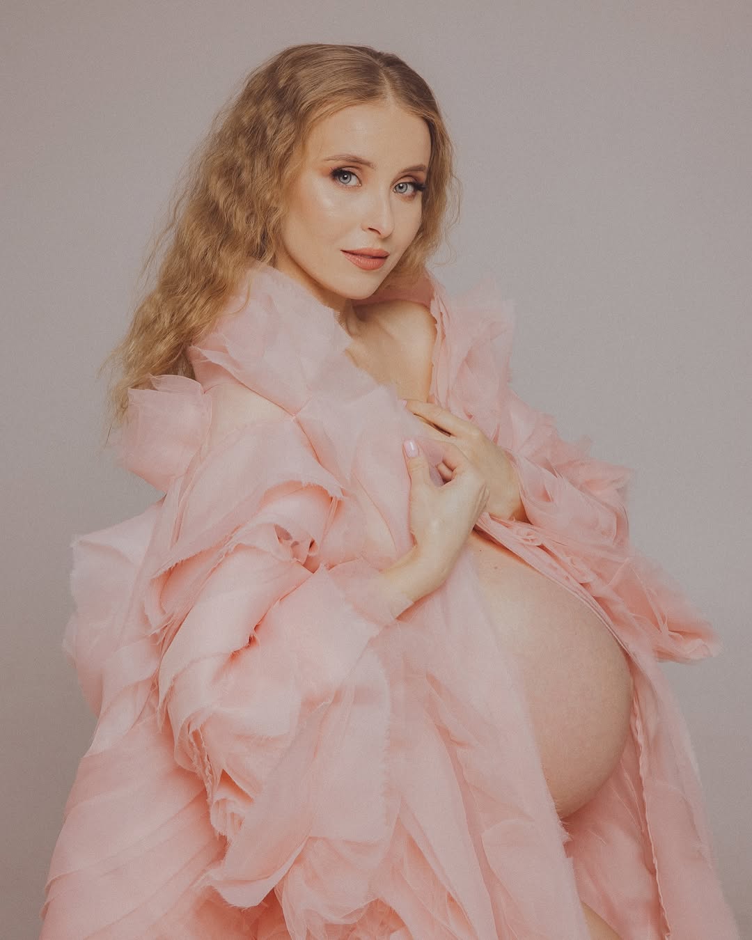 Зірка "Кріпосної" вдруге стала мамою і показалася у пологовому