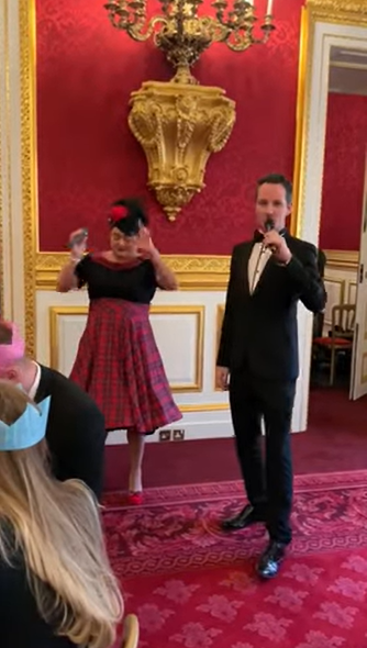 Появились фото и видео с Рождественской вечеринки королевской семьи, которая проводится 100 лет подряд