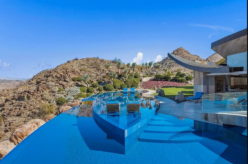 Рай за 50 миллионов: на продажу выставлен особняк с автомузеем и аквариумом с акулами