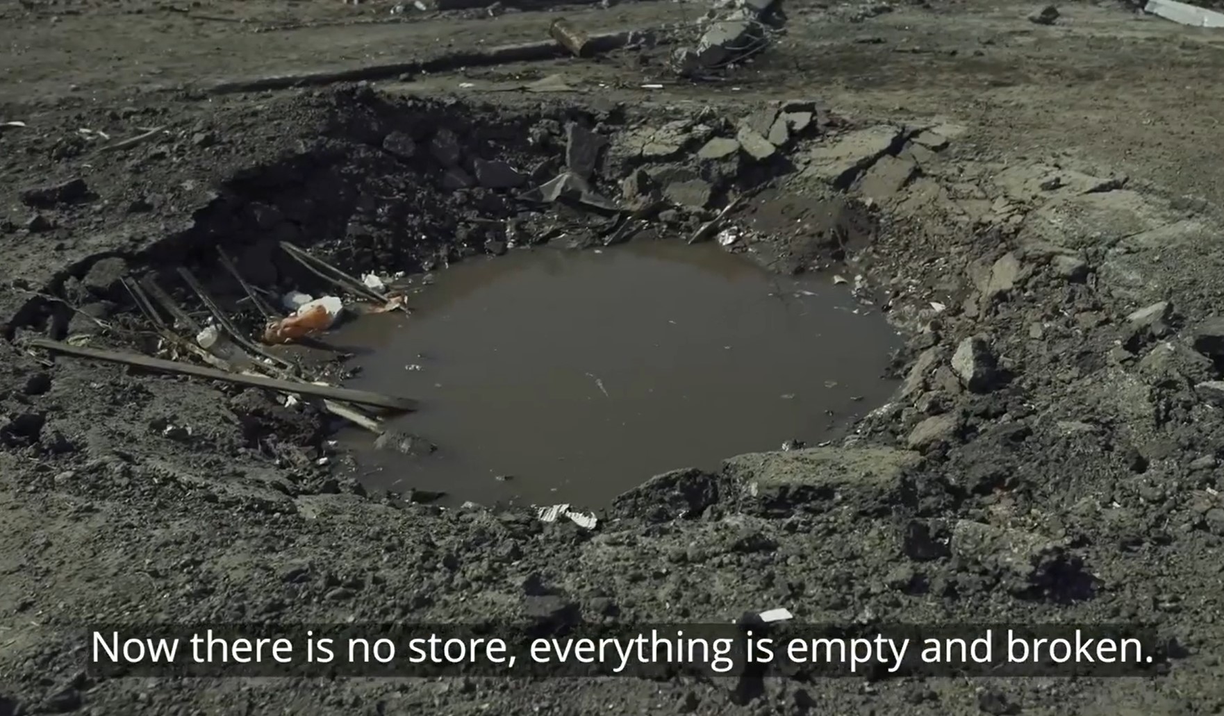 "Пришли спасатели и забрали все": смотрите, как живут люди в разбомбленной Боромле под Сумами