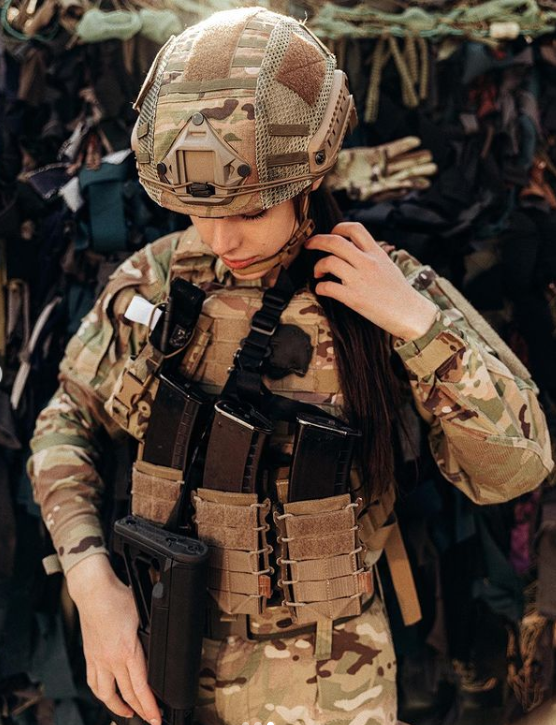 Молода захисниця рятує життя на фронті і підкорює красою мережу: фото "української Лари Крофт"