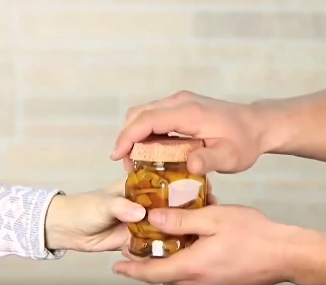 6 способів відкрити банку з закруткою, про які ви могли не здогадуватися