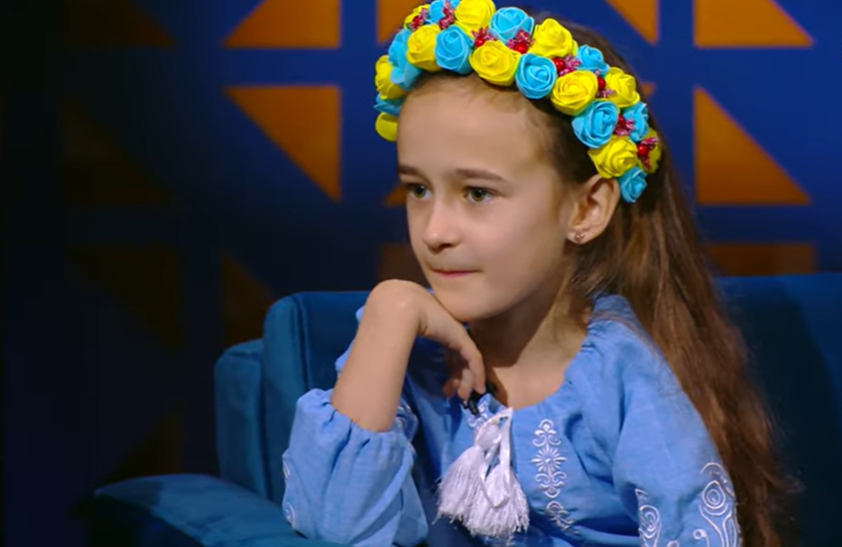 7-річна українка купила для воїнів ЗСУ 4 авто, дрони і Starlink, роблячи віночки (відео і фото)