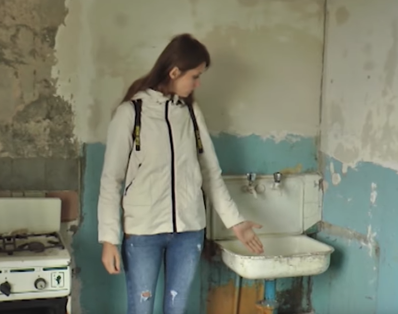 Вдова украинского героя получила от властей квартиру, непригодную для жизни (видео)