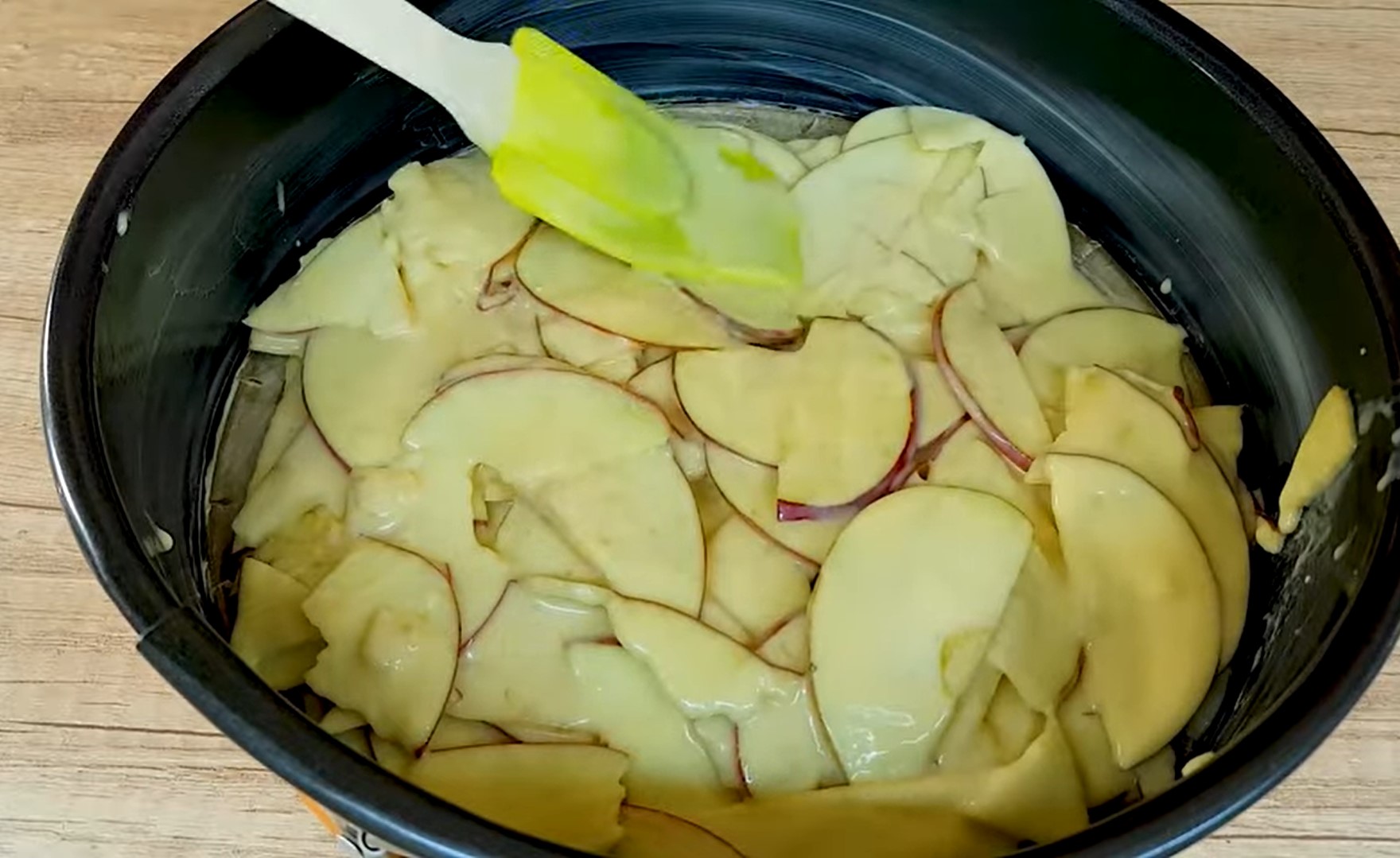 Французский яблочный пирог, в котором яблок больше, чем теста: простой рецепт