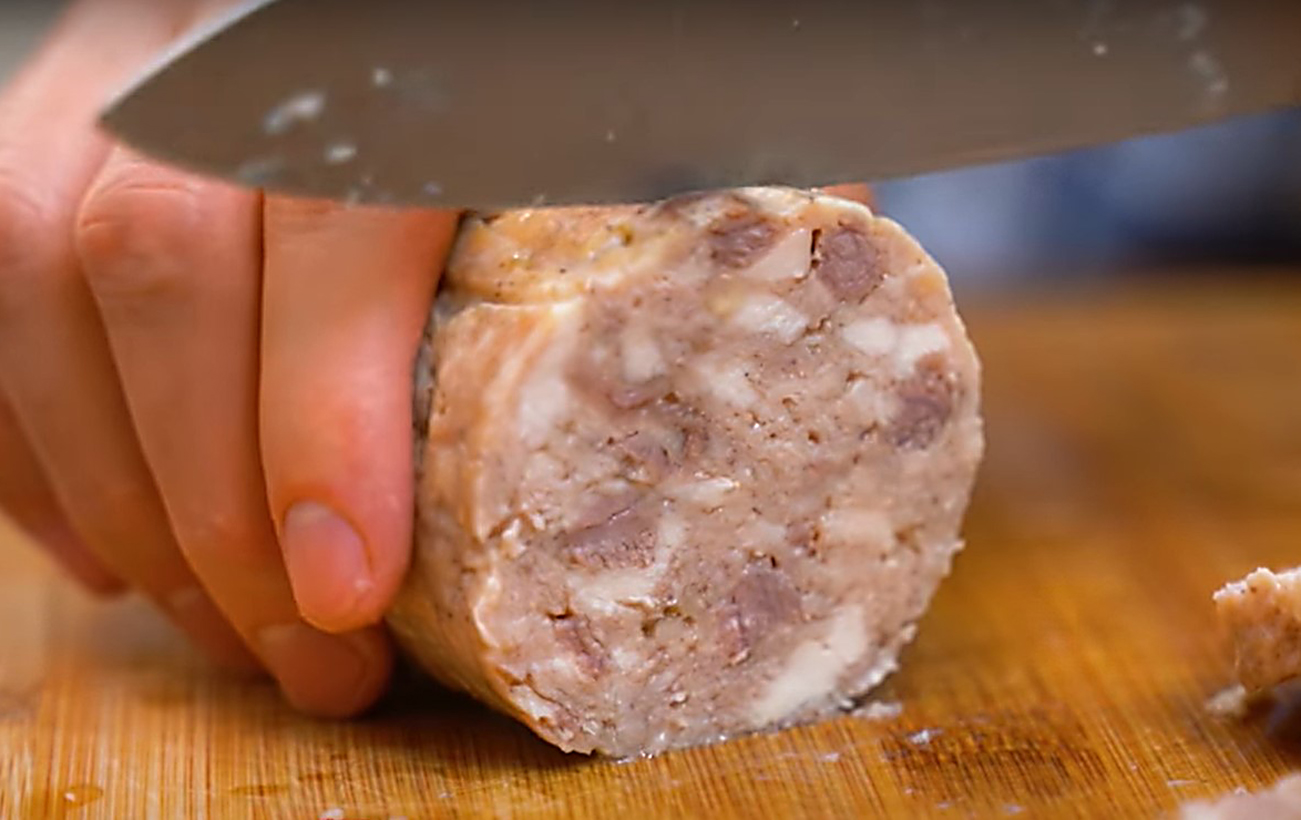 Як самостійно зробити бюджетну ковбасу до Великодня без оболонки: смачно та просто