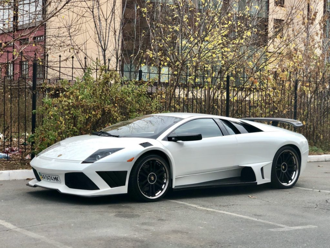 Як у Монако: під Києвом знайшли парковку з елітними авто (фото і відео)