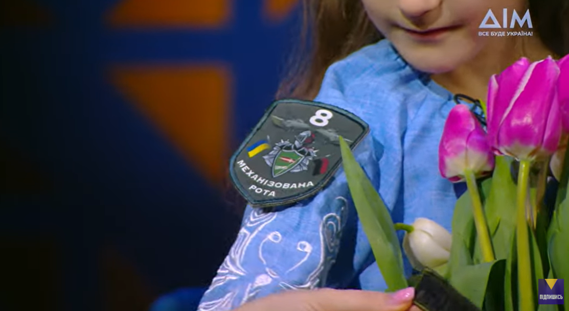 7-річна українка купила для воїнів ЗСУ 4 авто, дрони і Starlink, роблячи віночки (відео і фото)