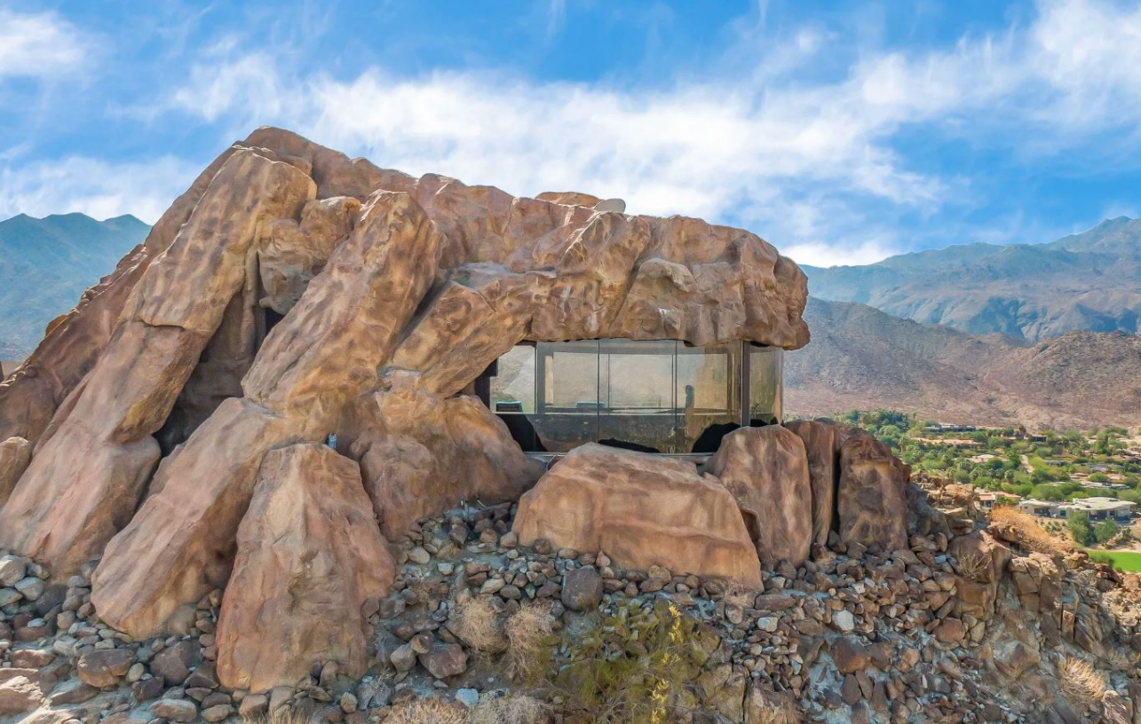 Рай за 50 мільйонів: на продаж виставлено особняк з автомузеєм та акваріумом з акулами