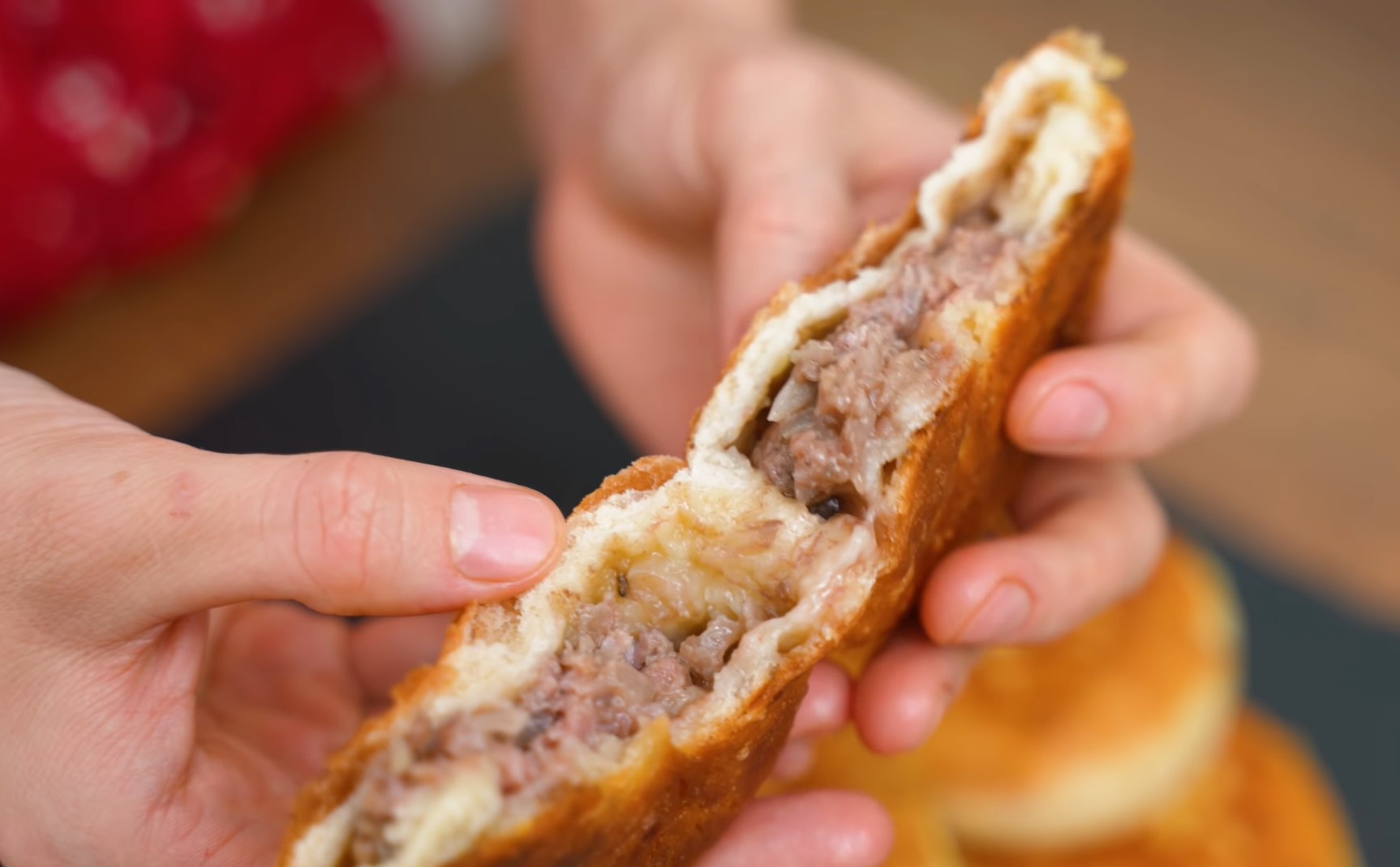 Домашние беляши на кефире: готовим на скорую руку (видео)