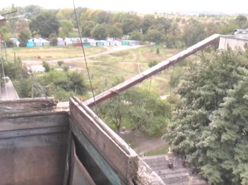 Вдова украинского героя получила от властей квартиру, непригодную для жизни (видео)