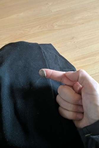 Як вивести жвачку з одягу за допомогою лише пальця: маловідомий спосіб